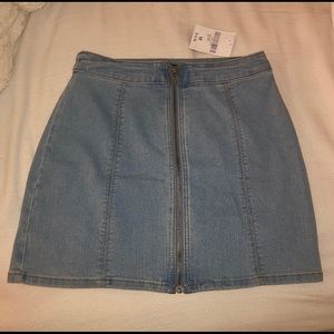 Light- wash stretchy denim skirt